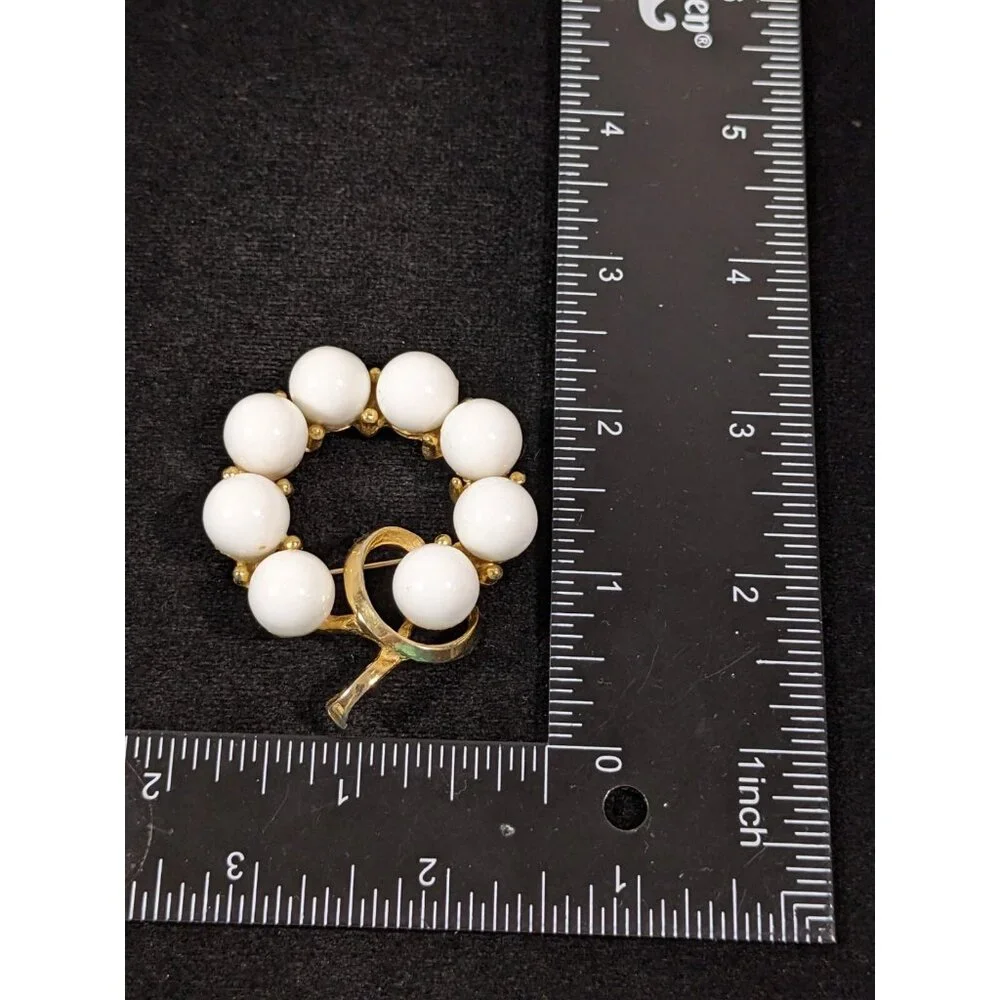 Vintage White Round Cabochon Gold Tone Wreath MOD‎ MCM Pin Brooch
